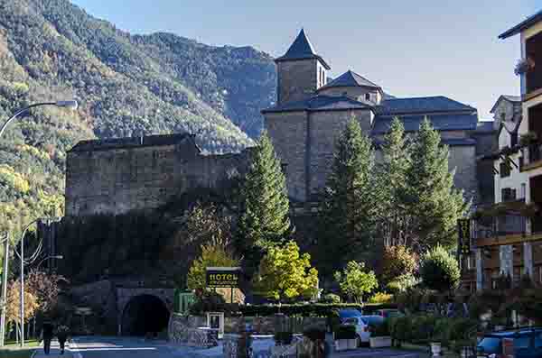 Huesca - Torla-Ordesa 12 - iglesia de san Salvador.jpg